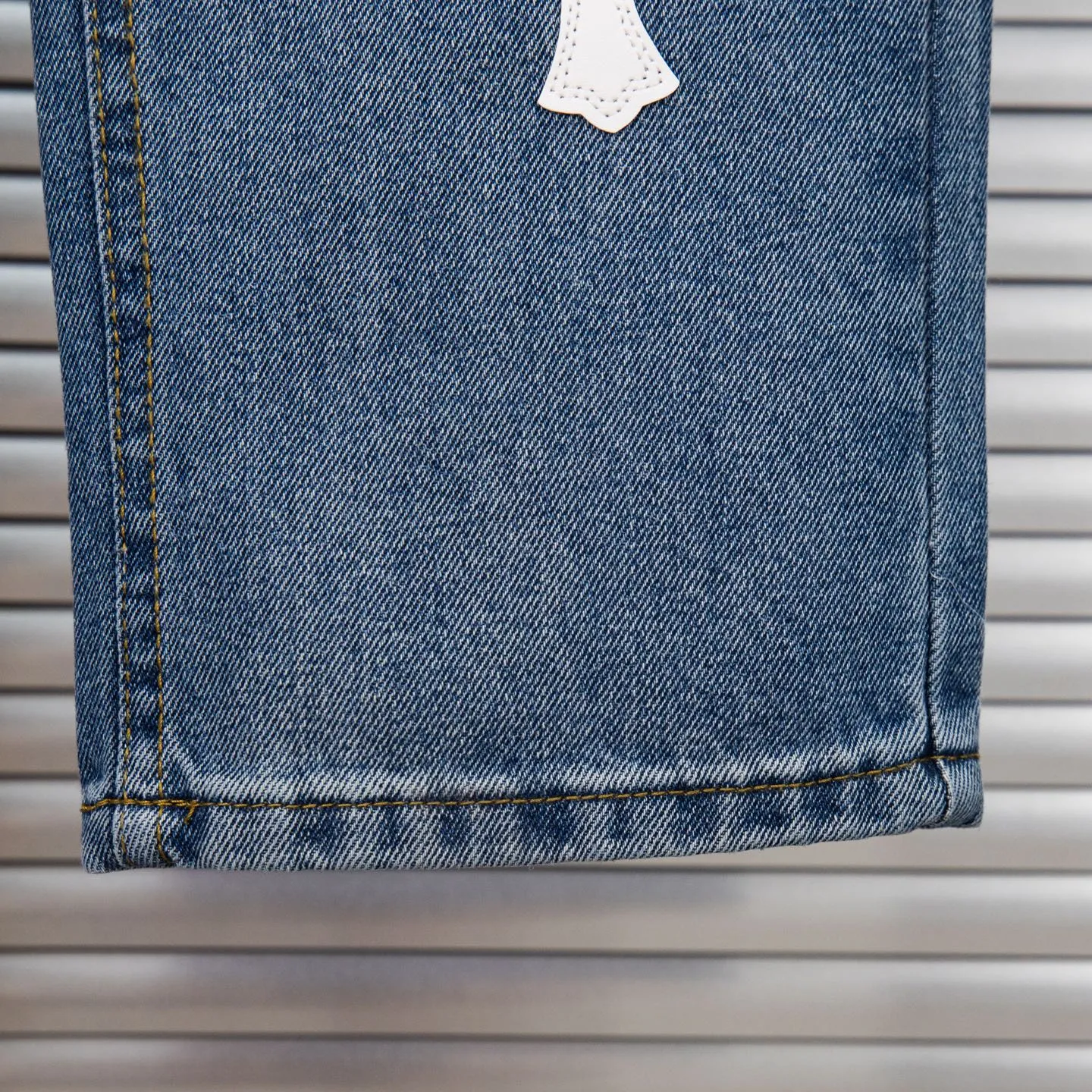 P210 Chrome Hearts jeans, blue and white leather. As we all know, chromehearts jeans use vintage Levis jeans as the base for creation. They usually add their own unique silver buckles and silver ornaments, plus leather embellishments. This is what doubles the value of these vintage jeans. Because the base is vintage jeans, the jeans themselves have become very soft and comfortable after years of baptism. This can be distinguished from ordinary jeans. Regarding the size, you should also refer to the pants data. Style number: 1780# Size: 28 30 32 34 36